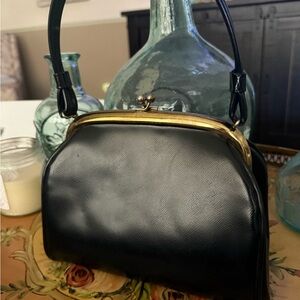 Elegant Vintage Black Leather kiss lock Handbag